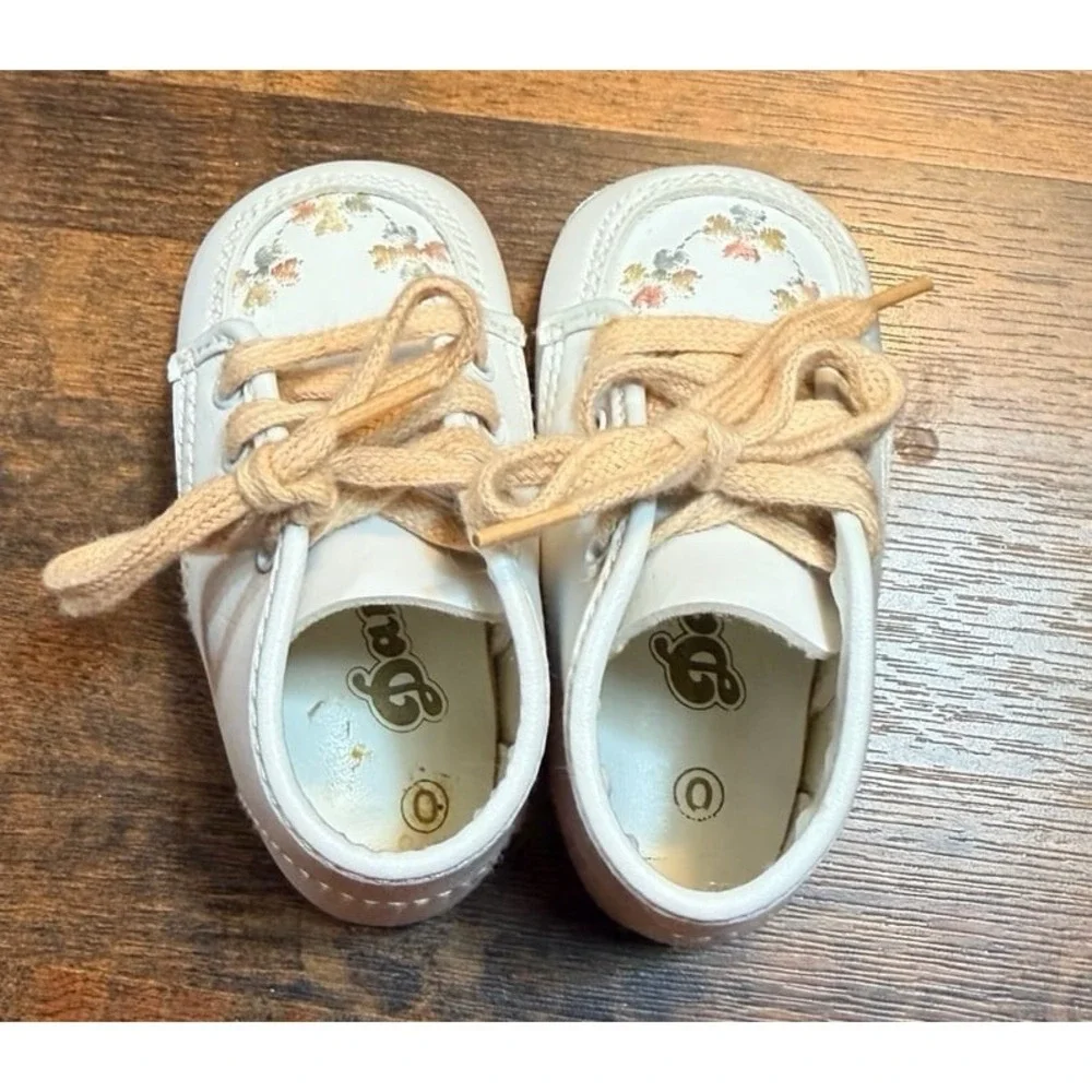 Vintage soft sole infant crib shoe. Embroidered hearts.  Newborn size 0.